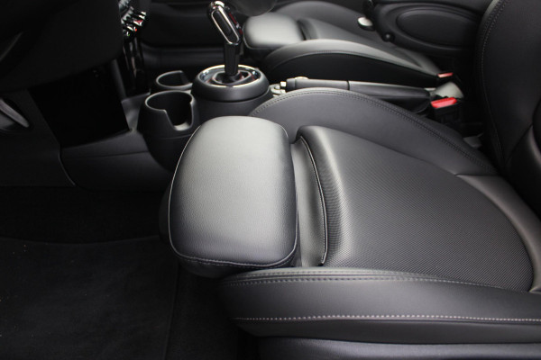 MINI John Cooper Works 2.0 231PK JCW | PANORAMISCH SCHUIF/KANTELDAK | HARMAN KARDON PREMIUM AUDIO SYSTEM | DRAADLOZE APPLE CARPLAY/ANDROID AUTO | NAVIGATIE | STOEL VERWARMING | KEYLESS ENTRY/START | SPORTONDERSTEL | 17" LICHTMETALEN VELGEN JCW "TRACK SPOKE" | JCW SPORT REMMEN | FULL LED KOPLAMPEN | UNION JACK LED ACHTERLICHTEN | PERFORMANCE CONTROL | PARKEERSENSOREN VOOR + ACHTER | 8 TRAPS SPORTAUTOMAAT | JCW ACHTERSPOILER | GETINTE ACHTERRUITEN | FULL LEDEREN BEKLEDING | WITTE STRIPING MOTORKAP EN WIT DAK | ALARM KLASSE 3 | MIDDENARMSTEUN | DRAADLOZE TELEFOONLADER | SERIOUS BUSINESS PAKKET