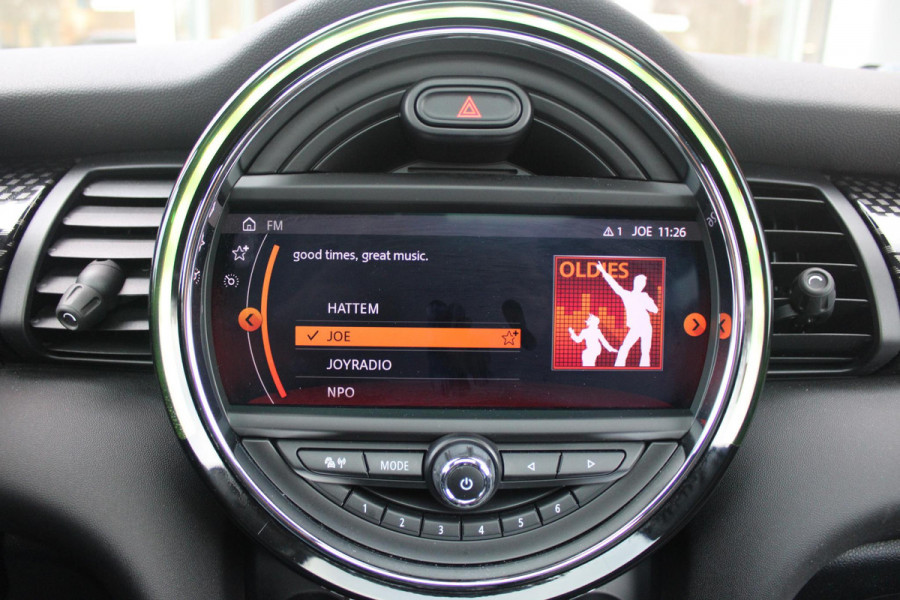 MINI John Cooper Works 2.0 231PK JCW | PANORAMISCH SCHUIF/KANTELDAK | HARMAN KARDON PREMIUM AUDIO SYSTEM | DRAADLOZE APPLE CARPLAY/ANDROID AUTO | NAVIGATIE | STOEL VERWARMING | KEYLESS ENTRY/START | SPORTONDERSTEL | 17" LICHTMETALEN VELGEN JCW "TRACK SPOKE" | JCW SPORT REMMEN | FULL LED KOPLAMPEN | UNION JACK LED ACHTERLICHTEN | PERFORMANCE CONTROL | PARKEERSENSOREN VOOR + ACHTER | 8 TRAPS SPORTAUTOMAAT | JCW ACHTERSPOILER | GETINTE ACHTERRUITEN | FULL LEDEREN BEKLEDING | WITTE STRIPING MOTORKAP EN WIT DAK | ALARM KLASSE 3 | MIDDENARMSTEUN | DRAADLOZE TELEFOONLADER | SERIOUS BUSINESS PAKKET