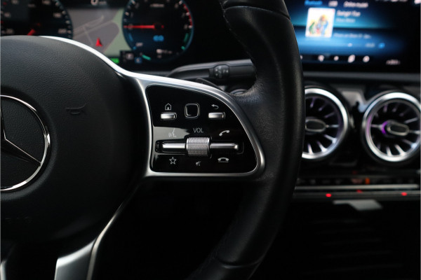 Mercedes-Benz A-Klasse 250 e Luxury / SOH 93% / 19inch / Sfeer verlichting / Widescreen / Camera / Carplay /