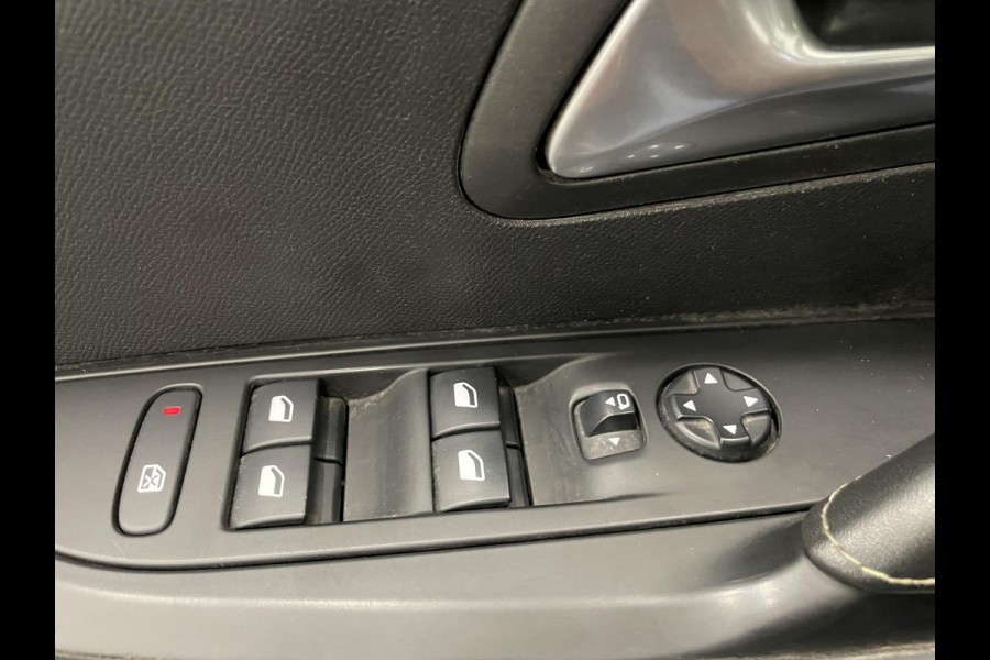 Peugeot e-208 EV GT 350 50 kWh Automaat Navigatie Apple Carplay/Android Auto Camera Parkeersensoren Cruise Control Stoelverwarming Half leder Climate Control Lichtmetalen velgen