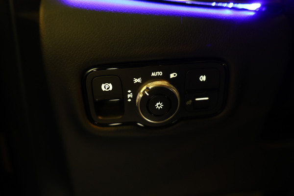 Mercedes-Benz V-Klasse V300d 4Matic XXL LUCHTVERING LEDER CARPLAY STOELVENT. '24 Er wordt ook de bank op de 3e rij bijgeleverd+ tussenschot