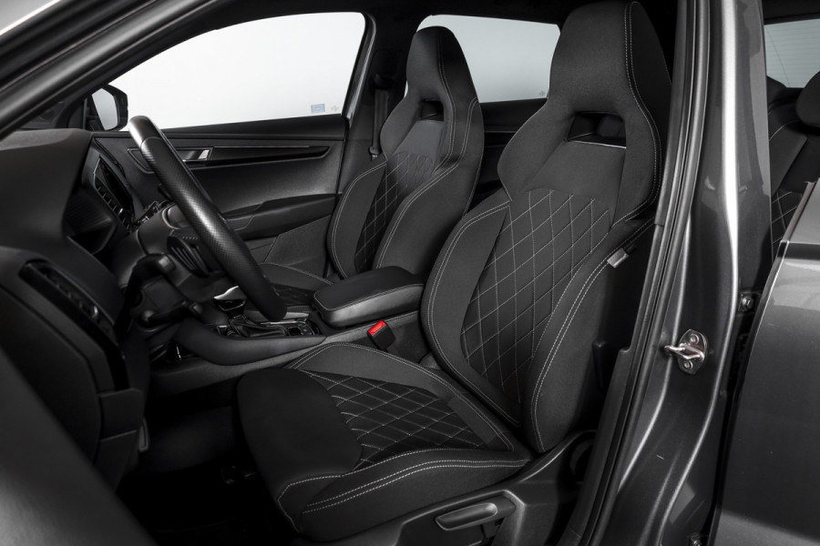 Škoda Karoq 1.5 TSI ACT 150 PK Sportline Business - Automaat | Elek. Trekhaak | Dig. Cockpit | Adapt. Cruise | PDC | Camera | NAV + App. Connect | ECC | DAB | LM 18" | 2863