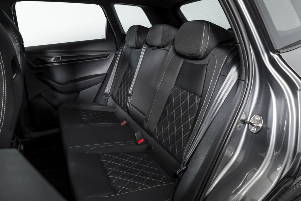 Škoda Karoq 1.5 TSI ACT 150 PK Sportline Business - Automaat | Elek. Trekhaak | Dig. Cockpit | Adapt. Cruise | PDC | Camera | NAV + App. Connect | ECC | DAB | LM 18" | 2863