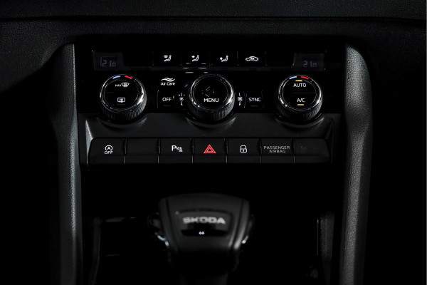 Škoda Karoq 1.5 TSI ACT 150 PK Sportline Business - Automaat | Elek. Trekhaak | Dig. Cockpit | Adapt. Cruise | PDC | Camera | NAV + App. Connect | ECC | DAB | LM 18" | 2863