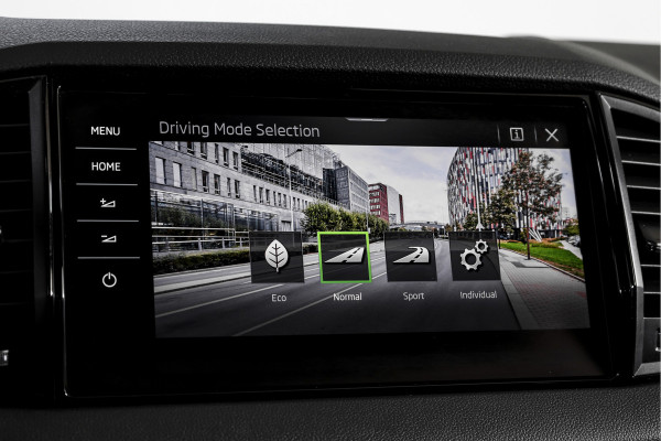 Škoda Karoq 1.5 TSI ACT 150 PK Sportline Business - Automaat | Elek. Trekhaak | Dig. Cockpit | Adapt. Cruise | PDC | Camera | NAV + App. Connect | ECC | DAB | LM 18" | 2863