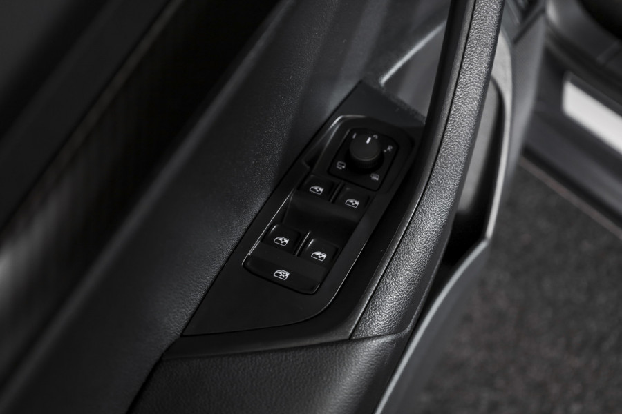 Škoda Karoq 1.5 TSI ACT 150 PK Sportline Business - Automaat | Elek. Trekhaak | Dig. Cockpit | Adapt. Cruise | PDC | Camera | NAV + App. Connect | ECC | DAB | LM 18" | 2863