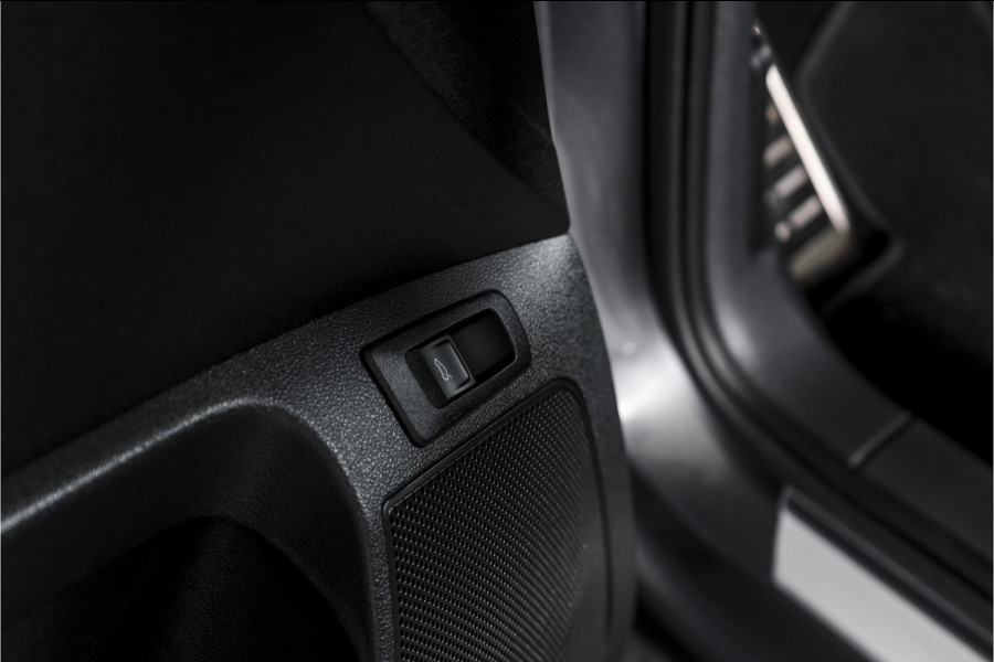 Škoda Karoq 1.5 TSI ACT 150 PK Sportline Business - Automaat | Elek. Trekhaak | Dig. Cockpit | Adapt. Cruise | PDC | Camera | NAV + App. Connect | ECC | DAB | LM 18" | 2863