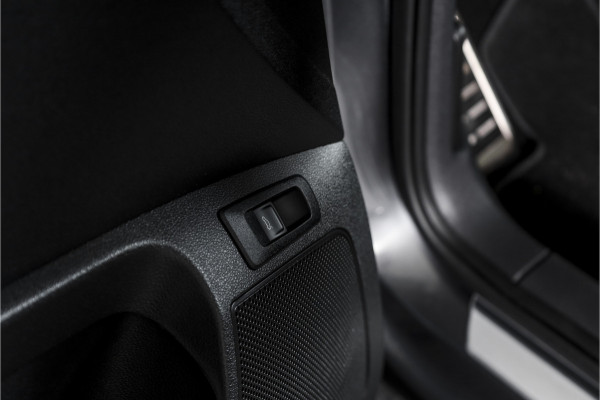 Škoda Karoq 1.5 TSI ACT 150 PK Sportline Business - Automaat | Elek. Trekhaak | Dig. Cockpit | Adapt. Cruise | PDC | Camera | NAV + App. Connect | ECC | DAB | LM 18" | 2863