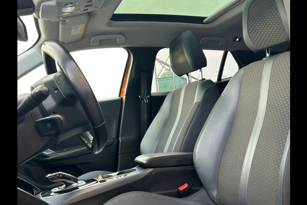 Peugeot e-2008 **Gereserveerd** EV Allure 50kWh SOH 93% Adap.Cruise Panoramadak 360°Camera Apple Carplay Android Auto Navi Ecc Pdc Keyless Stoelverwarming Lmv 17" Led Lane Assist DAB Bluetooth Privacy Glas 1e Eigenaar Origineel Nederlandse Auto