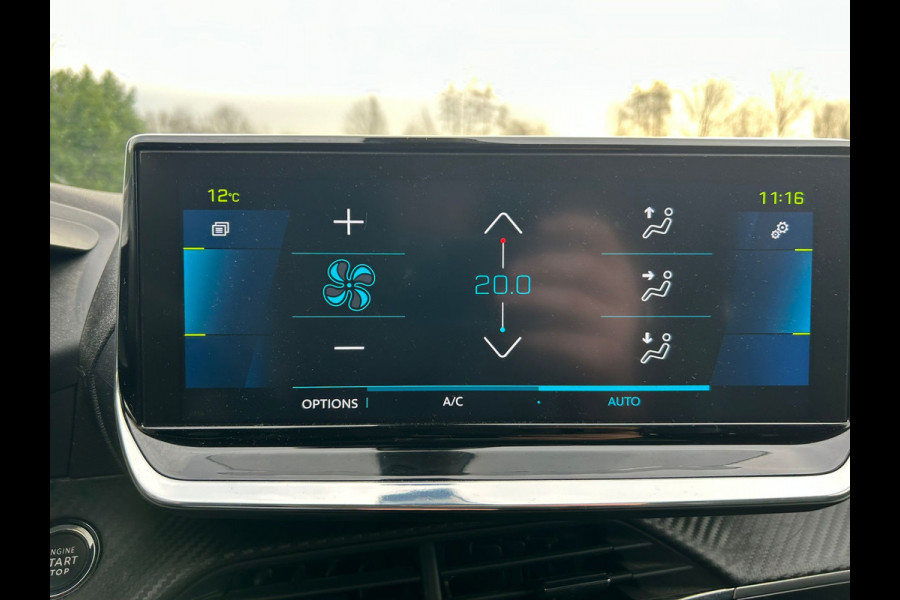 Peugeot e-2008 **Gereserveerd** EV Allure 50kWh SOH 93% Adap.Cruise Panoramadak 360°Camera Apple Carplay Android Auto Navi Ecc Pdc Keyless Stoelverwarming Lmv 17" Led Lane Assist DAB Bluetooth Privacy Glas 1e Eigenaar Origineel Nederlandse Auto