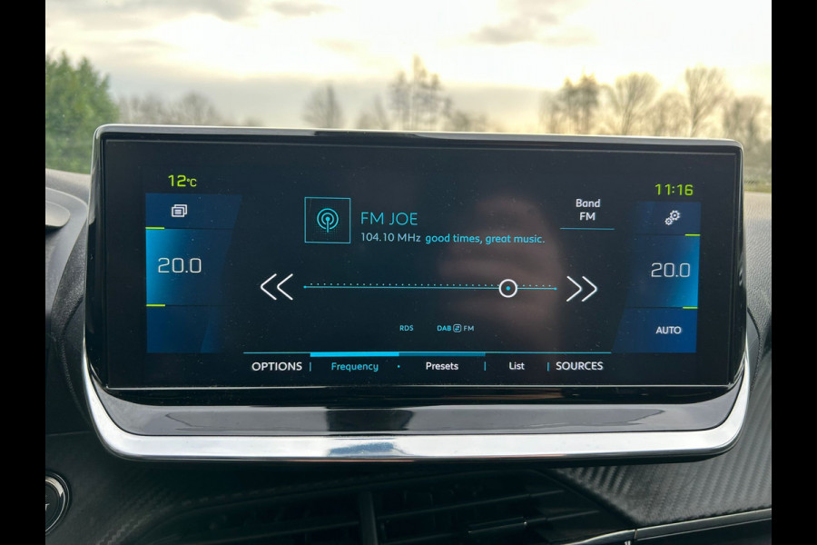 Peugeot e-2008 **Gereserveerd** EV Allure 50kWh SOH 93% Adap.Cruise Panoramadak 360°Camera Apple Carplay Android Auto Navi Ecc Pdc Keyless Stoelverwarming Lmv 17" Led Lane Assist DAB Bluetooth Privacy Glas 1e Eigenaar Origineel Nederlandse Auto