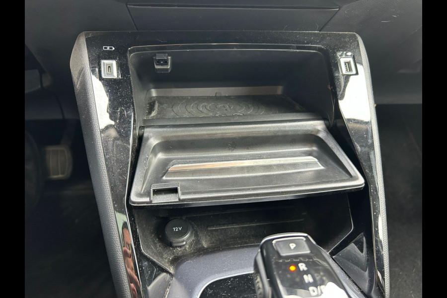 Peugeot e-2008 **Gereserveerd** EV Allure 50kWh SOH 93% Adap.Cruise Panoramadak 360°Camera Apple Carplay Android Auto Navi Ecc Pdc Keyless Stoelverwarming Lmv 17" Led Lane Assist DAB Bluetooth Privacy Glas 1e Eigenaar Origineel Nederlandse Auto