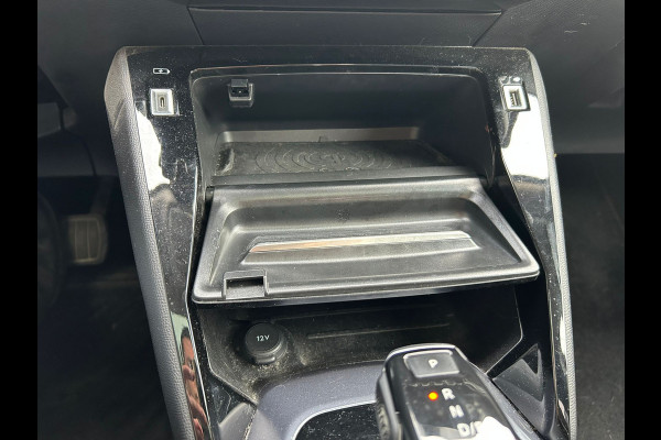 Peugeot e-2008 **Gereserveerd** EV Allure 50kWh SOH 93% Adap.Cruise Panoramadak 360°Camera Apple Carplay Android Auto Navi Ecc Pdc Keyless Stoelverwarming Lmv 17" Led Lane Assist DAB Bluetooth Privacy Glas 1e Eigenaar Origineel Nederlandse Auto