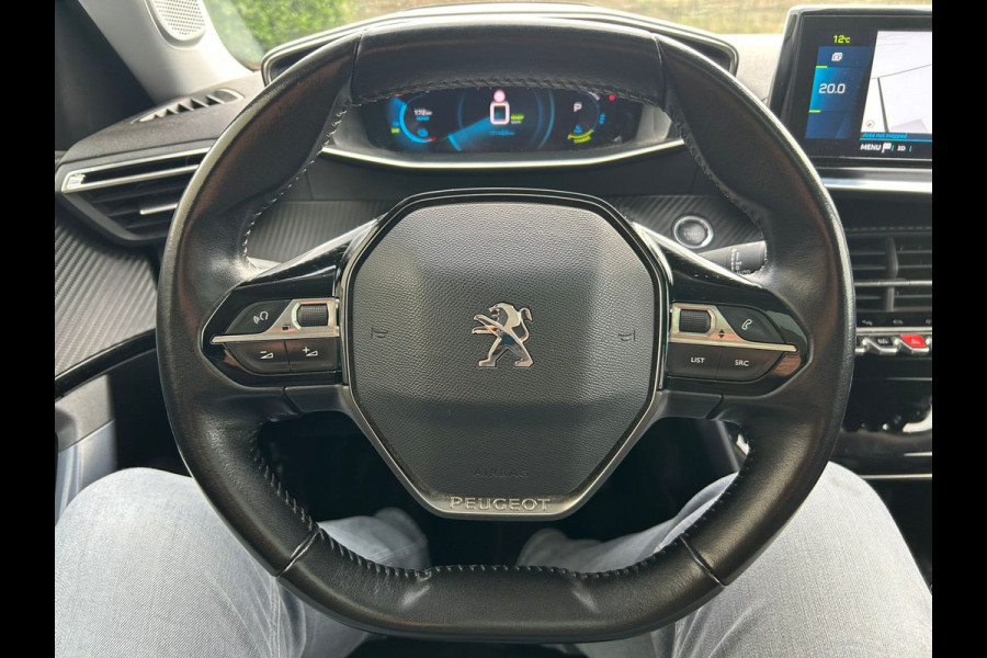 Peugeot e-2008 **Gereserveerd** EV Allure 50kWh SOH 93% Adap.Cruise Panoramadak 360°Camera Apple Carplay Android Auto Navi Ecc Pdc Keyless Stoelverwarming Lmv 17" Led Lane Assist DAB Bluetooth Privacy Glas 1e Eigenaar Origineel Nederlandse Auto