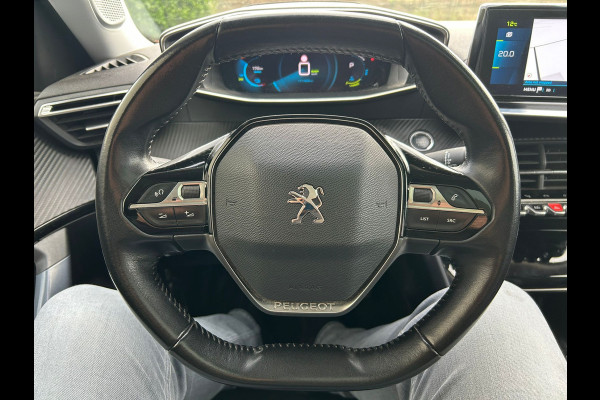 Peugeot e-2008 **Gereserveerd** EV Allure 50kWh SOH 93% Adap.Cruise Panoramadak 360°Camera Apple Carplay Android Auto Navi Ecc Pdc Keyless Stoelverwarming Lmv 17" Led Lane Assist DAB Bluetooth Privacy Glas 1e Eigenaar Origineel Nederlandse Auto
