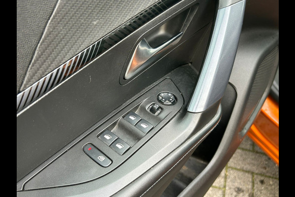 Peugeot e-2008 **Gereserveerd** EV Allure 50kWh SOH 93% Adap.Cruise Panoramadak 360°Camera Apple Carplay Android Auto Navi Ecc Pdc Keyless Stoelverwarming Lmv 17" Led Lane Assist DAB Bluetooth Privacy Glas 1e Eigenaar Origineel Nederlandse Auto