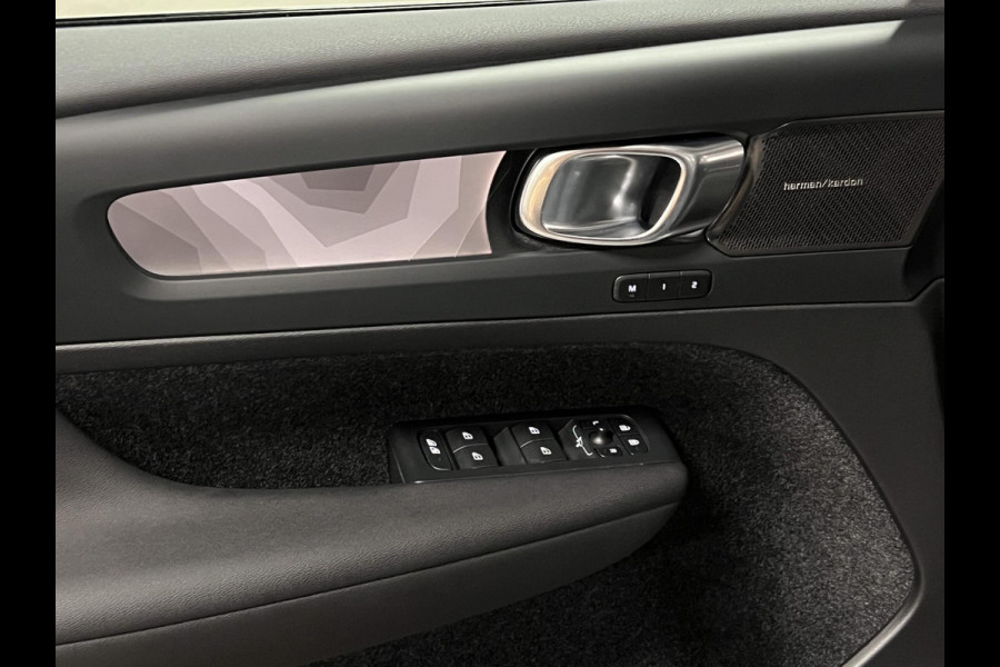 Volvo XC40 T5 Recharge Ultimate Dark Trekhaak | Open dak | Adaptive Cruise | Harman Kardon | 360 graden camera | Stoel-/Stuurverwarming