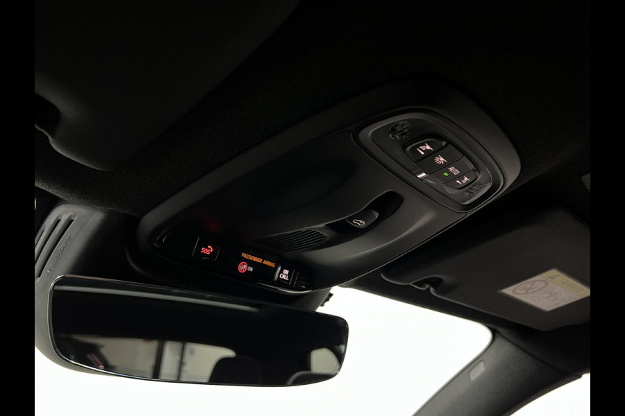 Volvo XC40 T5 Recharge Ultimate Dark Trekhaak | Open dak | Adaptive Cruise | Harman Kardon | 360 graden camera | Stoel-/Stuurverwarming