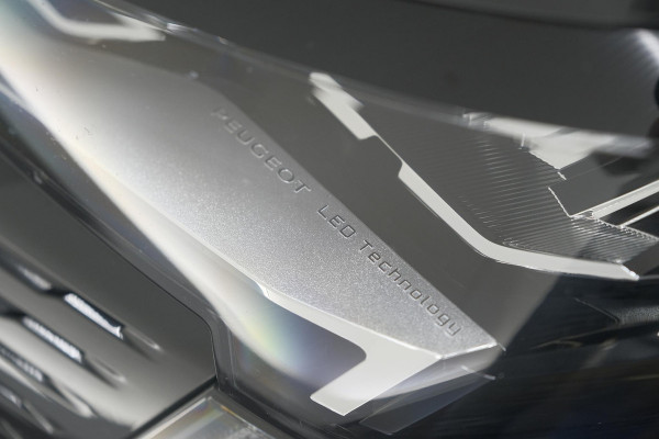 Peugeot 3008 PureTech 130 Allure | Trekhaak | Camera | Dodehoekdetectie | Navigatie
