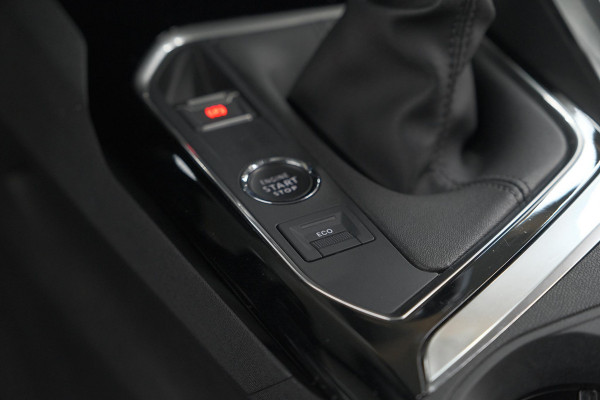 Peugeot 3008 PureTech 130 Allure | Trekhaak | Camera | Dodehoekdetectie | Navigatie