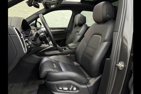 Porsche Cayenne 3.0 E-Hybrid | Sport-Design | 360 Camera | Burmester | Sport-Chrono | Head-Up | Panorama | Nachtzicht | Stoelventilatie | Keyless-Start | Sport-Uitlaat | 21 inch | Stoelverwarming V+A | Leder | Trekhaak | Luchtvering | Memory | Sfeerverlichting | Dodehoek | Active Safe |