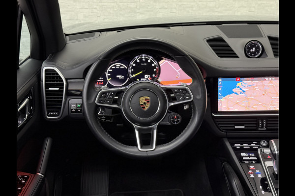 Porsche Cayenne 3.0 E-Hybrid | Sport-Design | 360 Camera | Burmester | Sport-Chrono | Head-Up | Panorama | Nachtzicht | Stoelventilatie | Keyless-Start | Sport-Uitlaat | 21 inch | Stoelverwarming V+A | Leder | Trekhaak | Luchtvering | Memory | Sfeerverlichting | Dodehoek | Active Safe |