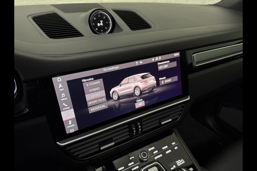 Porsche Cayenne 3.0 E-Hybrid | Sport-Design | 360 Camera | Burmester | Sport-Chrono | Head-Up | Panorama | Nachtzicht | Stoelventilatie | Keyless-Start | Sport-Uitlaat | 21 inch | Stoelverwarming V+A | Leder | Trekhaak | Luchtvering | Memory | Sfeerverlichting | Dodehoek | Active Safe |