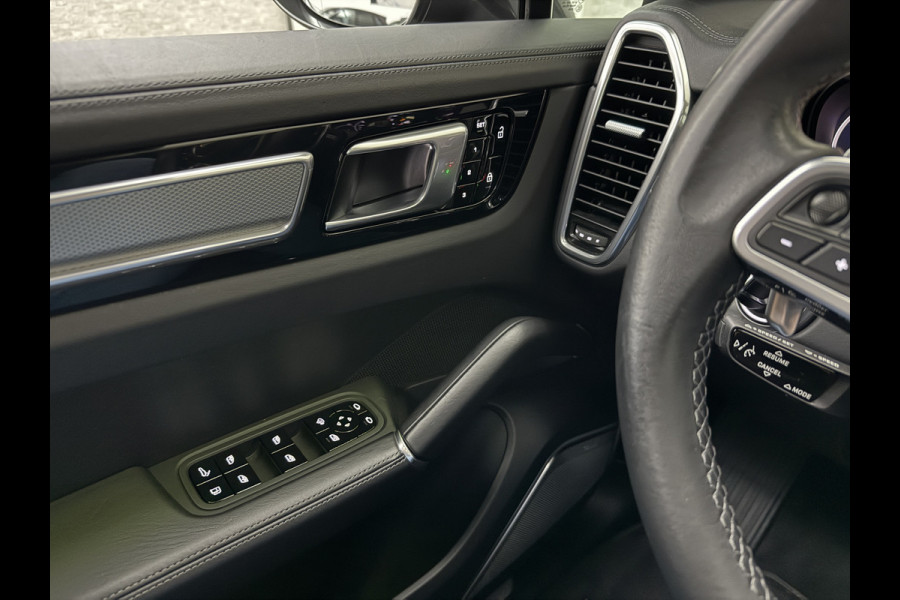 Porsche Cayenne 3.0 E-Hybrid | Sport-Design | 360 Camera | Burmester | Sport-Chrono | Head-Up | Panorama | Nachtzicht | Stoelventilatie | Keyless-Start | Sport-Uitlaat | 21 inch | Stoelverwarming V+A | Leder | Trekhaak | Luchtvering | Memory | Sfeerverlichting | Dodehoek | Active Safe |