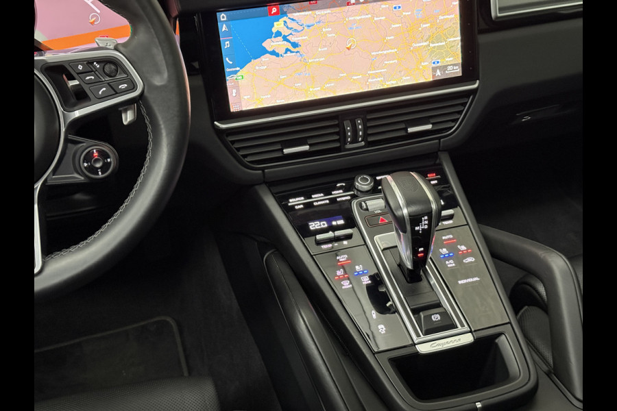 Porsche Cayenne 3.0 E-Hybrid | Sport-Design | 360 Camera | Burmester | Sport-Chrono | Head-Up | Panorama | Nachtzicht | Stoelventilatie | Keyless-Start | Sport-Uitlaat | 21 inch | Stoelverwarming V+A | Leder | Trekhaak | Luchtvering | Memory | Sfeerverlichting | Dodehoek | Active Safe |