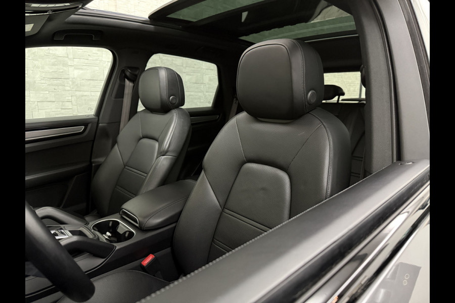 Porsche Cayenne 3.0 E-Hybrid | Sport-Design | 360 Camera | Burmester | Sport-Chrono | Head-Up | Panorama | Nachtzicht | Stoelventilatie | Keyless-Start | Sport-Uitlaat | 21 inch | Stoelverwarming V+A | Leder | Trekhaak | Luchtvering | Memory | Sfeerverlichting | Dodehoek | Active Safe |