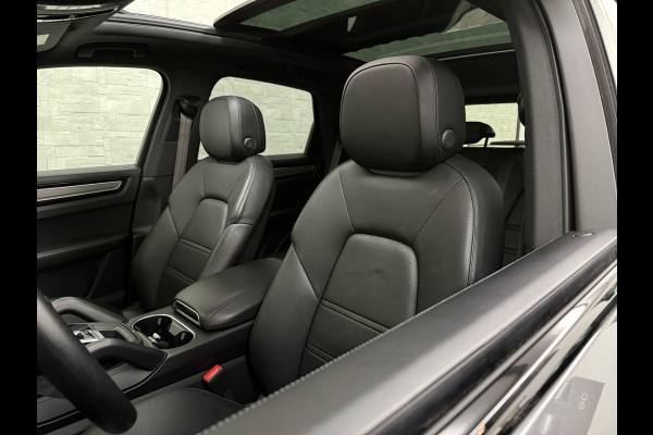 Porsche Cayenne 3.0 E-Hybrid | Sport-Design | 360 Camera | Burmester | Sport-Chrono | Head-Up | Panorama | Nachtzicht | Stoelventilatie | Keyless-Start | Sport-Uitlaat | 21 inch | Stoelverwarming V+A | Leder | Trekhaak | Luchtvering | Memory | Sfeerverlichting | Dodehoek | Active Safe |