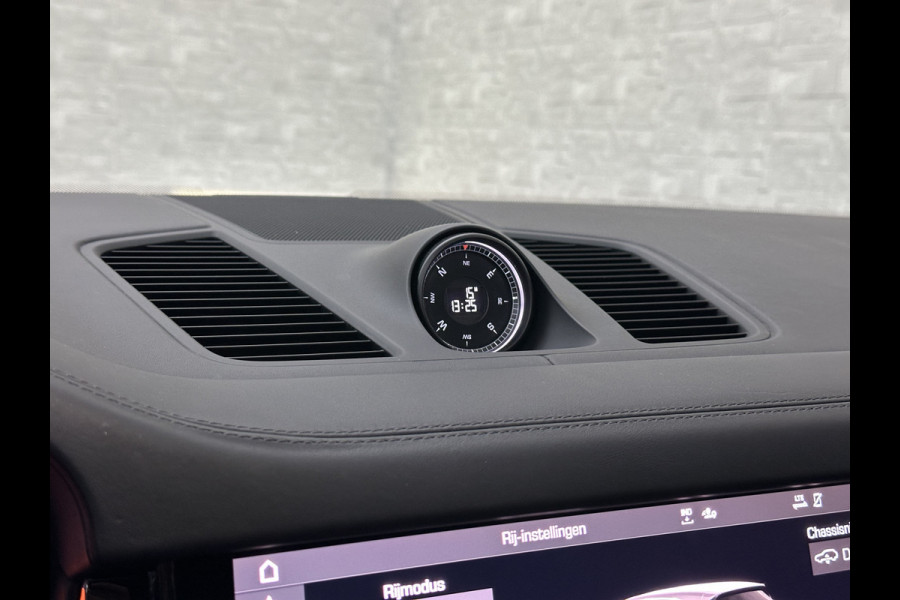 Porsche Cayenne 3.0 E-Hybrid | Sport-Design | 360 Camera | Burmester | Sport-Chrono | Head-Up | Panorama | Nachtzicht | Stoelventilatie | Keyless-Start | Sport-Uitlaat | 21 inch | Stoelverwarming V+A | Leder | Trekhaak | Luchtvering | Memory | Sfeerverlichting | Dodehoek | Active Safe |