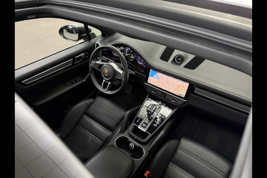 Porsche Cayenne 3.0 E-Hybrid | Sport-Design | 360 Camera | Burmester | Sport-Chrono | Head-Up | Panorama | Nachtzicht | Stoelventilatie | Keyless-Start | Sport-Uitlaat | 21 inch | Stoelverwarming V+A | Leder | Trekhaak | Luchtvering | Memory | Sfeerverlichting | Dodehoek | Active Safe |