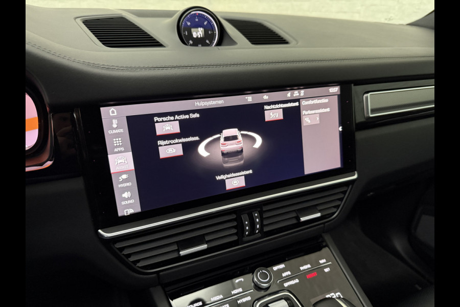 Porsche Cayenne 3.0 E-Hybrid | Sport-Design | 360 Camera | Burmester | Sport-Chrono | Head-Up | Panorama | Nachtzicht | Stoelventilatie | Keyless-Start | Sport-Uitlaat | 21 inch | Stoelverwarming V+A | Leder | Trekhaak | Luchtvering | Memory | Sfeerverlichting | Dodehoek | Active Safe |