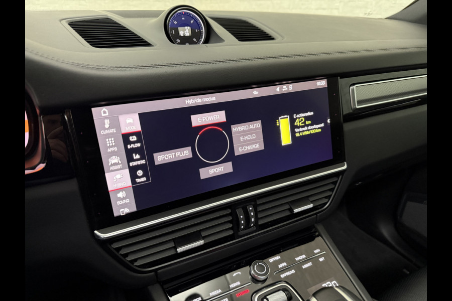 Porsche Cayenne 3.0 E-Hybrid | Sport-Design | 360 Camera | Burmester | Sport-Chrono | Head-Up | Panorama | Nachtzicht | Stoelventilatie | Keyless-Start | Sport-Uitlaat | 21 inch | Stoelverwarming V+A | Leder | Trekhaak | Luchtvering | Memory | Sfeerverlichting | Dodehoek | Active Safe |