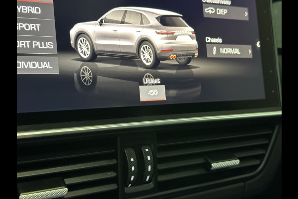 Porsche Cayenne 3.0 E-Hybrid | Sport-Design | 360 Camera | Burmester | Sport-Chrono | Head-Up | Panorama | Nachtzicht | Stoelventilatie | Keyless-Start | Sport-Uitlaat | 21 inch | Stoelverwarming V+A | Leder | Trekhaak | Luchtvering | Memory | Sfeerverlichting | Dodehoek | Active Safe |