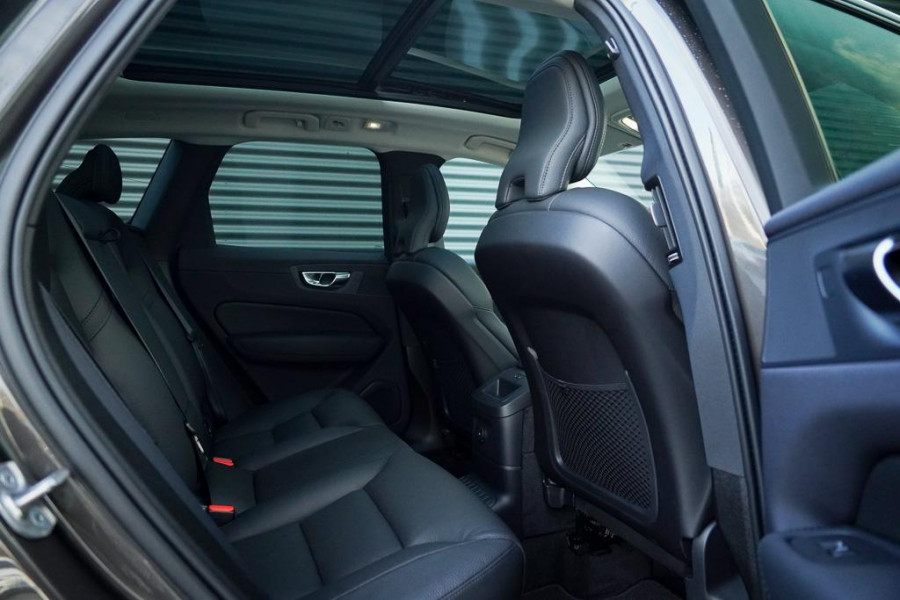 Volvo XC60 2.0 T6 Plug-in hybrid AWD Plus Dark / Pano / Harman Kardon / 20'' / Incl BTW