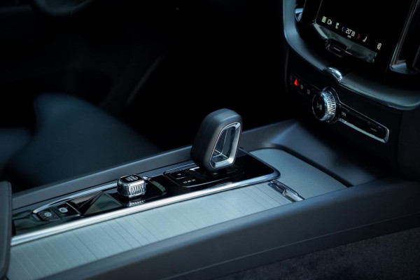 Volvo XC60 2.0 T6 Plug-in hybrid AWD Plus Dark / Pano / Harman Kardon / 20'' / Incl BTW