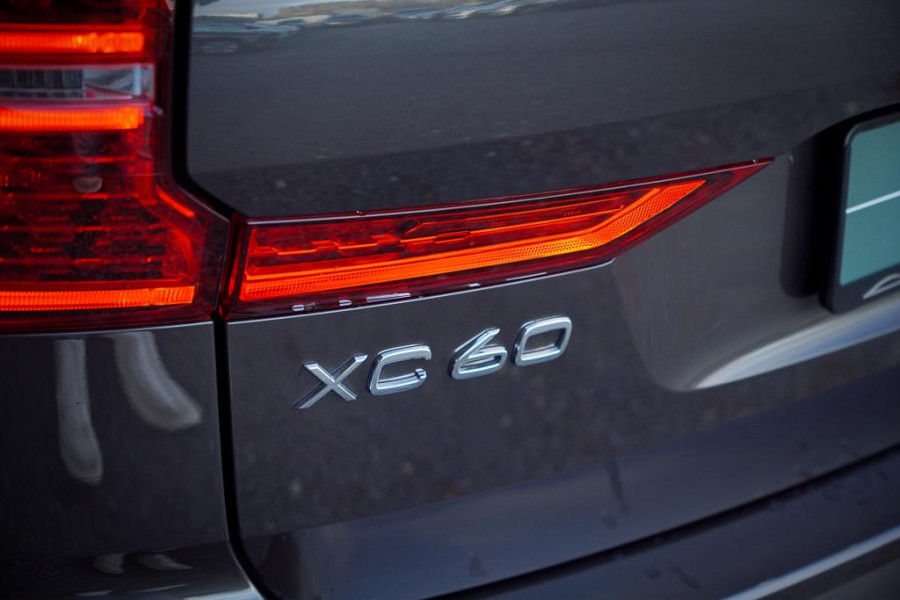 Volvo XC60 2.0 T6 Plug-in hybrid AWD Plus Dark / Pano / Harman Kardon / 20'' / Incl BTW