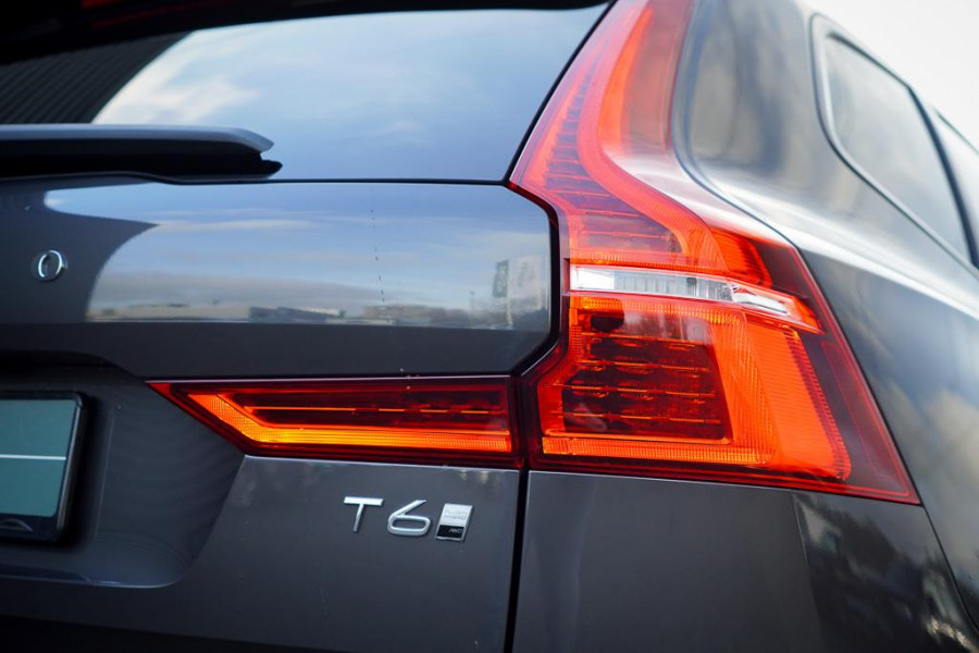 Volvo XC60 2.0 T6 Plug-in hybrid AWD Plus Dark / Pano / Harman Kardon / 20'' / Incl BTW