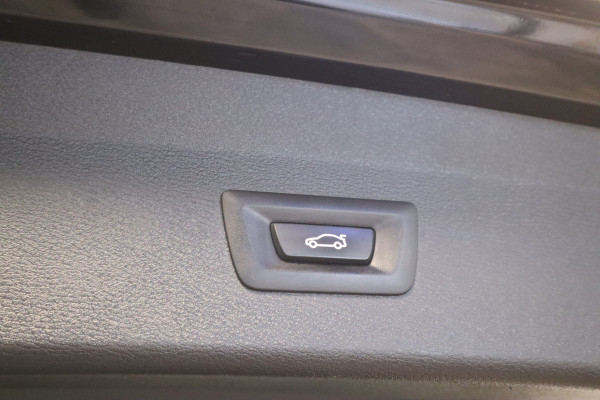 BMW X1 sDrive20i High Executive Cruise/Climate panoramadak PDC Trekhaak NAP Head-Up 24 maanden garantie mogelijk (*vraag naar de voorwaarden)