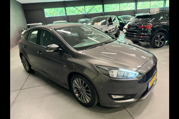 Ford Focus 1.0 ST-Line NAVI/CARPLAY/CRUISE/ECC/PDC///