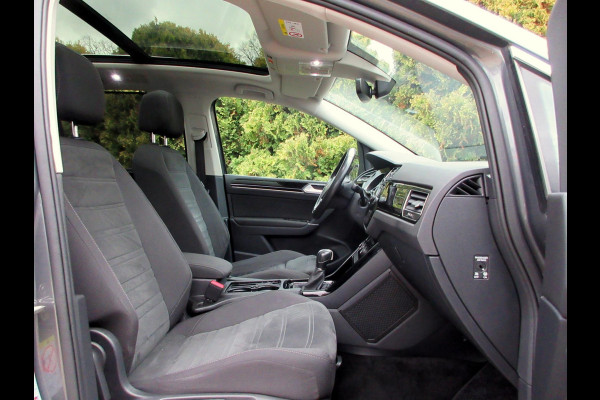Volkswagen Touran 1.5 TSI Highline Automaat*Navi*Pano.dak*Trekhaak*