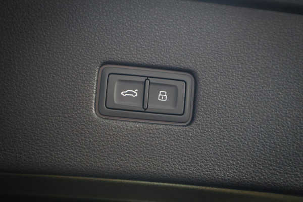 Audi Q8 55 TFSI e quattro | ADAPTIVE CRUISE | SOFTCLOSE | STOELVERWARMING | STUURVERWARMING | ELEKTRISCHE STOELEN | 360 CAMERA | SPORTST