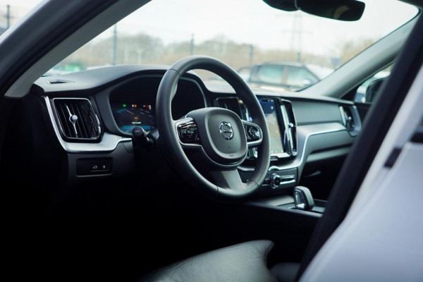 Volvo XC60 2.0 T6 Plug-in hybrid AWD Inscription / Pano / Trekhaak / Stoel&Stuurwielverwarming