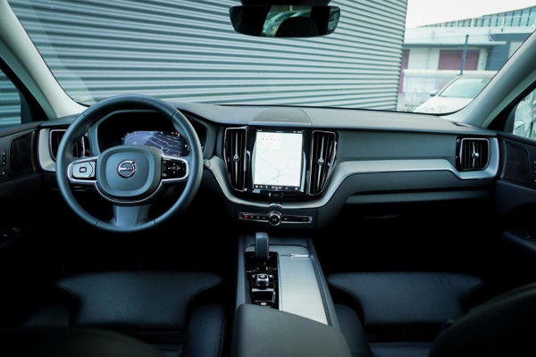 Volvo XC60 2.0 T6 Plug-in hybrid AWD Inscription / Pano / Trekhaak / Stoel&Stuurwielverwarming