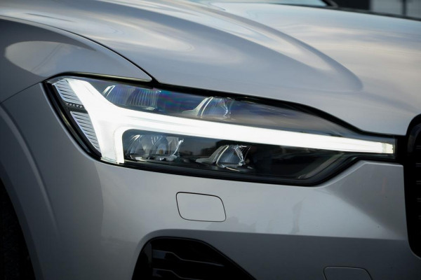 Volvo XC60 2.0 T6 Plug-in hybrid AWD Inscription / Pano / Trekhaak / Stoel&Stuurwielverwarming