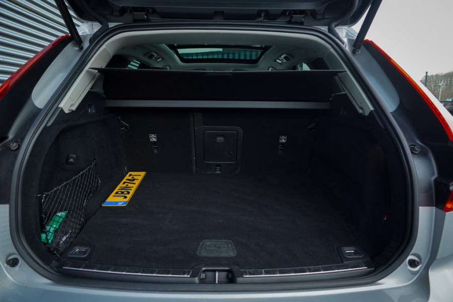 Volvo XC60 2.0 T6 Plug-in hybrid AWD Inscription / Pano / Trekhaak / Stoel&Stuurwielverwarming