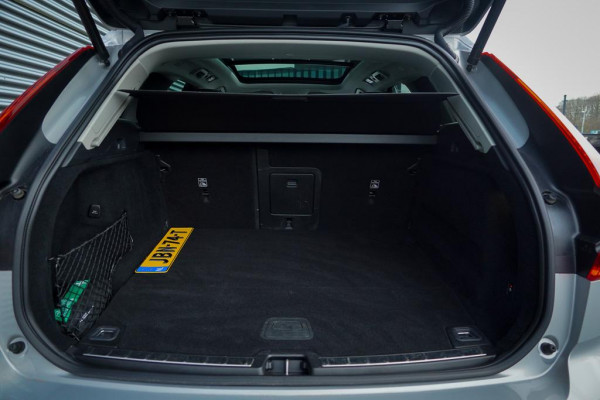 Volvo XC60 2.0 T6 Plug-in hybrid AWD Inscription / Pano / Trekhaak / Stoel&Stuurwielverwarming