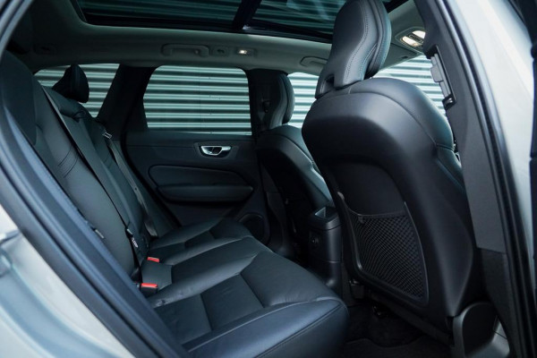 Volvo XC60 2.0 T6 Plug-in hybrid AWD Inscription / Pano / Trekhaak / Stoel&Stuurwielverwarming
